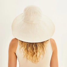 Cargar imagen en el visor de la galería, Model Back: Uv Line Chapeau Souple/Capeline Beverly Hills Areia Upf50+
