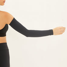 Cargar imagen en el visor de la galería, Model Back: Uv Line Gants Long Sleeve Uni Black Upf50+
