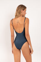 Cargar imagen en el visor de la galería, Model Back: Rio De Sol Une Pièce Shimmer-Shark Hype-Noa

