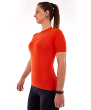 Cargar imagen en el visor de la galería, Model Front: Alto Giro Fitness Haut T-Shirt Skin Fit Biker Com Bolsos Laranja Pitanga
