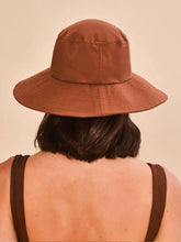 Cargar imagen en el visor de la galería, Model Back: Uv Line Chapeau Souple/Capeline Lyon Conhaque Upf50+
