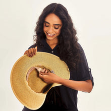 Cargar imagen en el visor de la galería, Image 05: Uv Line Chapeau Souple/Capeline Hat Santorini Imp Fem Wheat Upf50+
