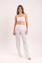 Cargar imagen en el visor de la galería, Model Front: Rio De Sol Pantalon De Plage Memphis-White Pants Lana
