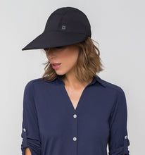 Cargar imagen en el visor de la galería, Model Front: Uv Line Casquette Visor Capri Colors Nac Fem Black Upf50+
