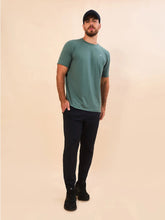 Cargar imagen en el visor de la galería, Model Front: Uv Line T-Shirt Pour Homme T-Shirt New Fit Textura Masc Verde Jade Upf50+
