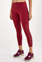 Cargar imagen en el visor de la galería, Model Front: Alto Giro Fitness Bas Legging Hyper Bordado Lateral Vermelho Power
