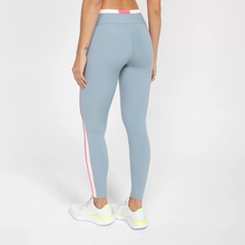 Cargar imagen en el visor de la galería, Model Back: Alto Giro Fitness Bas Legging Blackout Bio Recortes Cinza Lead
