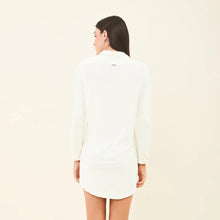 Cargar imagen en el visor de la galería, Model Back: Uv Line Chemise Shirtdress Copenhagen Fem Off White Upf50+
