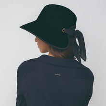 Cargar imagen en el visor de la galería, Model Back: Uv Line Chapeau Souple/Capeline Hat Santorini Imp Fem Black Upf50+
