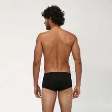 Cargar imagen en el visor de la galería, Model Back: Uv Line Sunga / Boxer Swim Trunks Masc Black Upf50+
