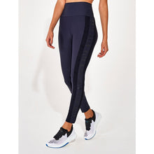 Cargar imagen en el visor de la galería, Model Front: Alto Giro Fitness Bas Legging Light Co2 Recorte Jwinner Preto
