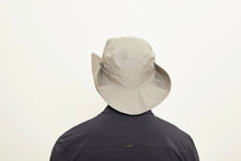 Cargar imagen en el visor de la galería, Model Back: Uv Line Chapeau Souple/Capeline Hat Safari L Masc Sand Upf50+
