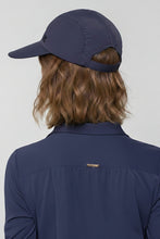 Cargar imagen en el visor de la galería, Model Back: Uv Line Casquette Visor Capri Colors Nac Fem Navy Blue Upf50+
