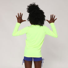 Cargar imagen en el visor de la galería, Model Back: Uv Line T-Shirt Camiseta Uvlight Amarelo Fluor Spf50+
