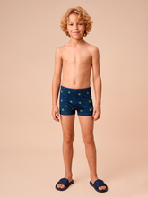 Cargar imagen en el visor de la galería, Model Front: Uv Line Maillot De Bain Garçon Swim Trunks Kids Pirates Fun Upf50+
