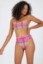 Cargar imagen en el visor de la galería, Model Front: Rio De Sol Ensemble Set Tulip-Garden Bandeau-Reto Hotpant-Cos
