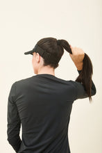 Cargar imagen en el visor de la galería, Model Back: Uv Line Visière Visor Elastic Preto Upf50+
