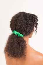 Cargar imagen en el visor de la galería, Model Front: Rio De Sol Chouchou Dots-Energy Scrunchie
