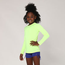 Cargar imagen en el visor de la galería, Model Front: Uv Line T-Shirt Camiseta Uvlight Amarelo Fluor Spf50+
