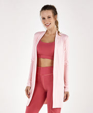 Cargar imagen en el visor de la galería, Model Front: Alto Giro Fitness Haut Cardigan Rib Santorini Rosa Respire
