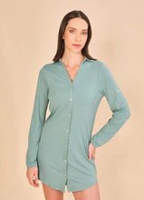 Cargar imagen en el visor de la galería, Model Front: Uv Line Chemise Shirtdress Copenhagen Water Green Upf50+
