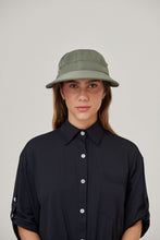 Cargar imagen en el visor de la galería, Model Front: Uv Line Casquette Visor Nice Fem Militar Green Upf50+
