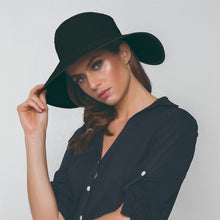Cargar imagen en el visor de la galería, Model Front: Uv Line Chapeau Souple/Capeline Hat Santorini Imp Fem Black Upf50+
