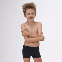 Cargar imagen en el visor de la galería, Model Front: Uv Line Maillot De Bain Garçon Trunks Kids F Inf Black Upf50+
