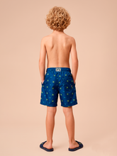 Cargar imagen en el visor de la galería, Model Back: Uv Line Maillot De Bain Garçon Shorts Acqua Kids Pirates Fun Upf50+
