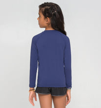 Cargar imagen en el visor de la galería, Model Back: Uv Line T-Shirt Longsleeve Uvpro Kids Navy Blue Upf50+

