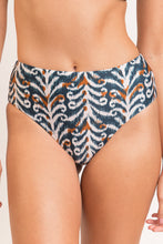 Cargar imagen en el visor de la galería, Gallery: Rio De Sol Bas Bottom Ikat Hotpants
