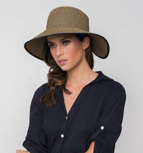 Cargar imagen en el visor de la galería, Model Front: Uv Line Chapeau Souple/Capeline Hat Santorini Imp Fem Mescla Upf50+
