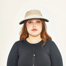 Cargar imagen en el visor de la galería, Model Front: Uv Line Casquette Visor Capri Colors Nac Fem Sand Black Upf50+
