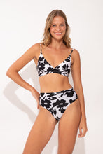 Cargar imagen en el visor de la galería, Image 05: Rio De Sol Bas Bottom Poppy Hotpants
