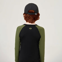 Cargar imagen en el visor de la galería, Model Back: Uv Line Casquette Cap Teens Colors Inf Black Upf50+
