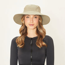 Cargar imagen en el visor de la galería, Model Front: Uv Line Chapeau Souple/Capeline Hat Lyon Nac L Fem Kaki Upf50+
