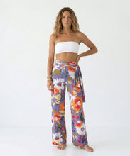 Cargar imagen en el visor de la galería, Model Front: Rio De Sol Pantalon De Plage Garden-Flower Pants Knot
