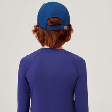 Cargar imagen en el visor de la galería, Model Back: Uv Line Casquette Cap Teens Colors Inf Navyblue Upf50+
