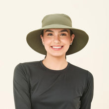 Cargar imagen en el visor de la galería, Model Front: Uv Line Bob Hat California Nac Fem Green Militar Upf50+
