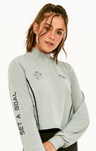 Cargar imagen en el visor de la galería, Model Front: Alto Giro Fitness Haut Blusa Manga Longa Quadriculado Fit
