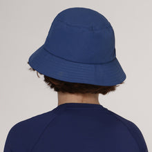 Cargar imagen en el visor de la galería, Model Back: Uv Line Bob Hat Basic Kids Inf Navy Blue Upf50+
