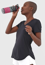 Cargar imagen en el visor de la galería, Model Front: Alto Giro Fitness Haut T-Shirt Skin Fit Alongada Gola V Preto
