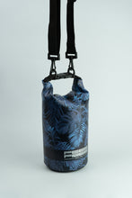 Cargar imagen en el visor de la galería, Model Back: Feelfree Sac De Plage Dry Tube 1,5L Tropical Mid Night Blue
