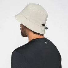 Cargar imagen en el visor de la galería, Model Back: Uv Line Bob Hat Toronto Colors Masc Sand Upf50+
