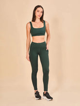 Cargar imagen en el visor de la galería, Model Front: Uv Line Fitness Bas Legging Fit Aspen Green Cactus Upf50+
