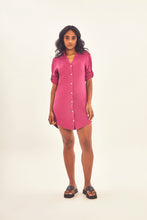 Cargar imagen en el visor de la galería, Model Front: Uv Line Chemise Shirtdress Copenhagen Fem Fucsia Upf50+
