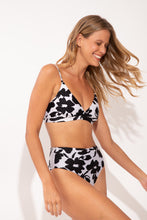 Cargar imagen en el visor de la galería, Image 06: Rio De Sol Bas Bottom Poppy Hotpants
