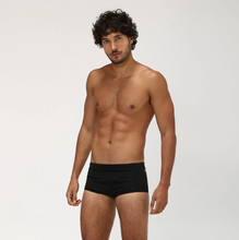 Cargar imagen en el visor de la galería, Model Front: Uv Line Sunga / Boxer Swim Trunks Masc Black Upf50+
