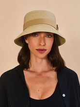 Cargar imagen en el visor de la galería, Model Front: Uv Line Bob Cap-Ferrat Linho Upf50+
