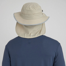 Cargar imagen en el visor de la galería, Model Back: Uv Line Chapeau Legionnaire Chapeu Kansas Nac Areia/Cinza

